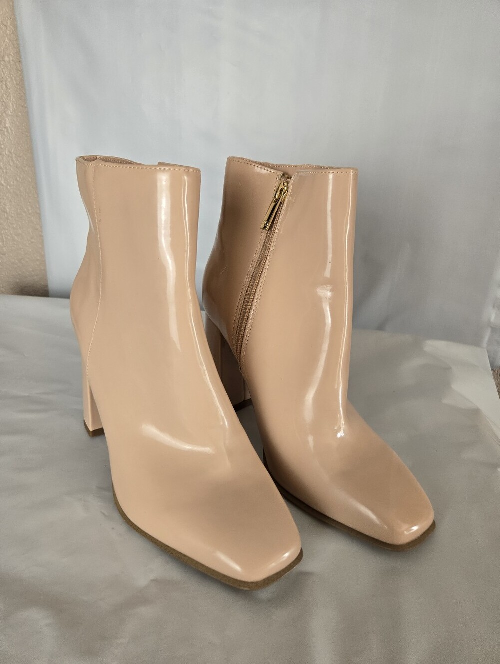 JLO Tan Faux Patent Leather Boots Size 7M Pre-Owned With Defects #2B2139